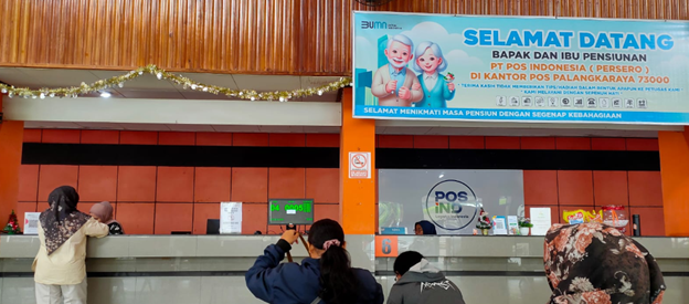 Jurusita PA Palangka Raya Laksanakan Pengiriman Relaas ke PA Kuala Kapuas via PT Pos